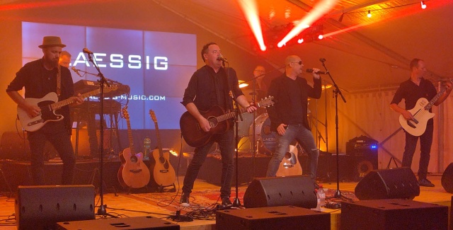 Marco Laessig und seine Band brachten heisse Stimmung ins Festzelt auf der Mhliner Allmend.