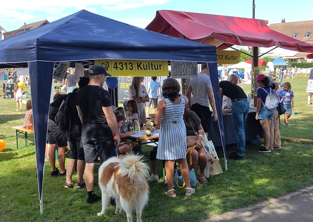 Bereits den ganzen Tag ber waren die Mitglieder der Kulturkommission und ihre Helfer am Stand von 4313 Kultur, halfen Rtsel lsen und hrten von den Besucherinnen und Besuchern spannende Anregungen fr weitere Kulturaktivitten in Mhlin.