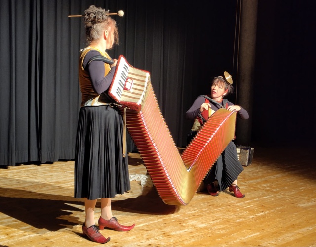 Sieben Meter Akkordeon zu spielen, braucht musikalische und persnliche Harmonie: Die beiden "Bhnenschwestern" Ursina Gregori und Charlotte Wittmer zeigen, dass es geht. Und wie!