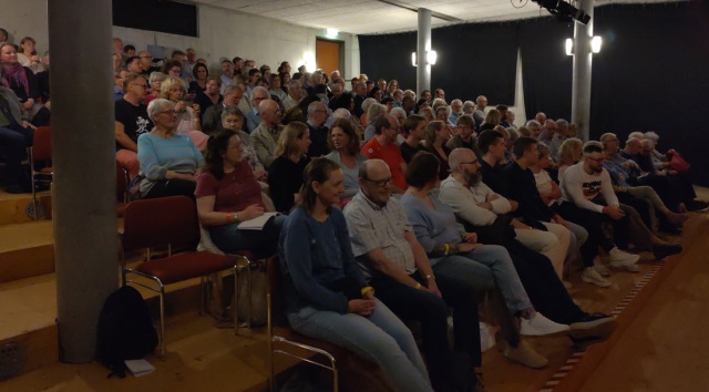 Bis auf den letzten Platz besetzt: Das Publikum in freudiger Erwartung auf einen unterhaltsamen Abend mit Simon Enzler.