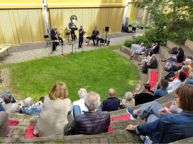 Lauschige Konzert-Arena mitten in Mhlin: Das Publikum im Bann der "Dixie Ramblers"