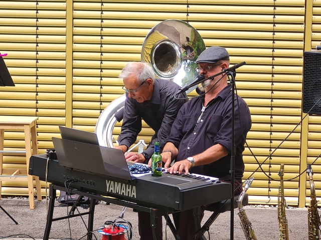 Zwei Hnde, drei Hnde, vier Hnde? Danni Hausherr (Piano) und Werni Braun (hier auch Piano, sonst Sousaphon) teilen sich virtuos ein Keyboard.